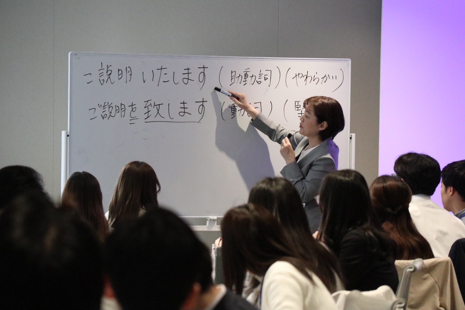 研修する女性社員