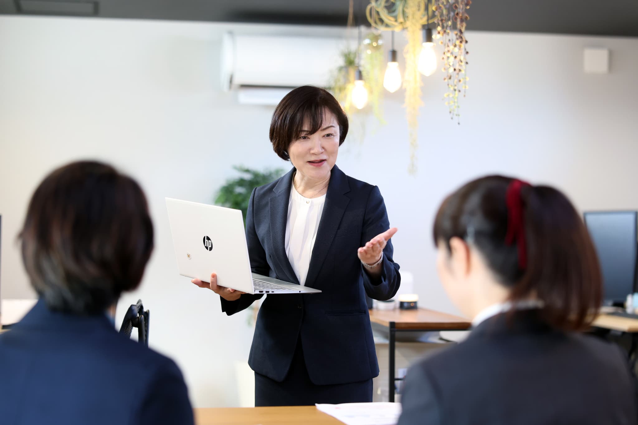 ビルの前に立つ笑顔の女性社員