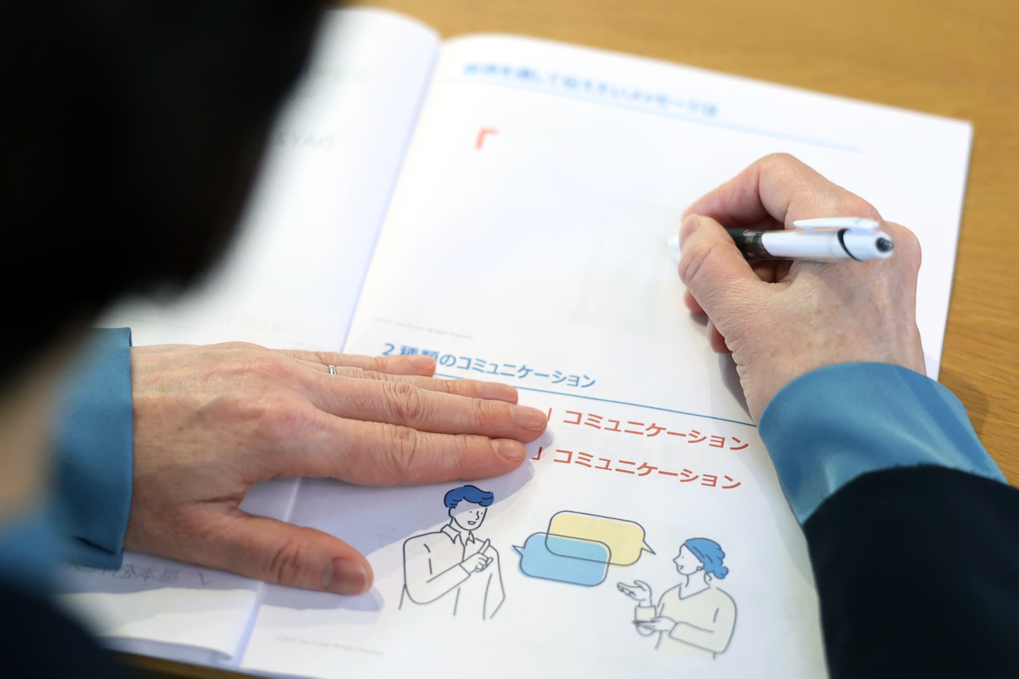 笑顔で名刺を渡す中堅社員