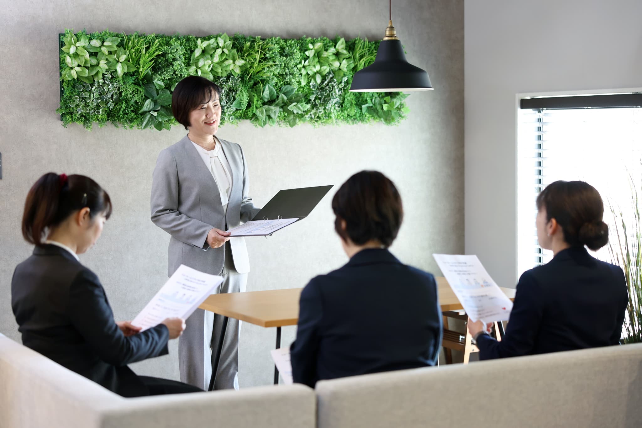 タブレットを確認しながら会議