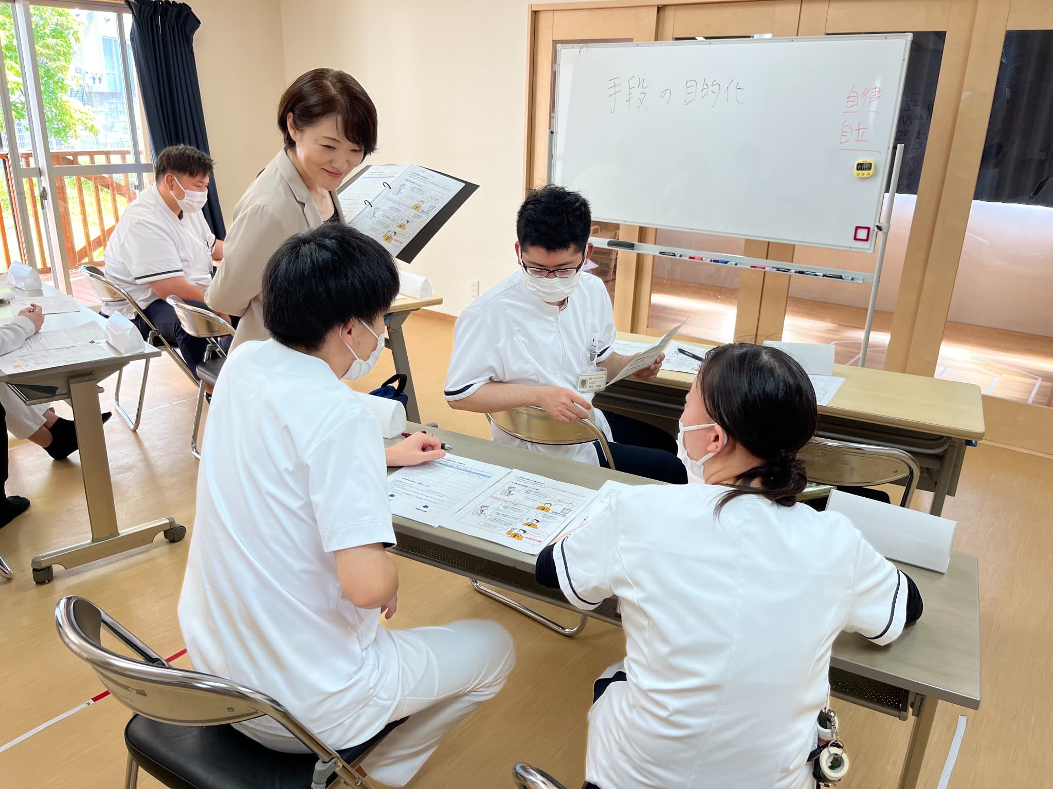 タブレットを確認しながら会議