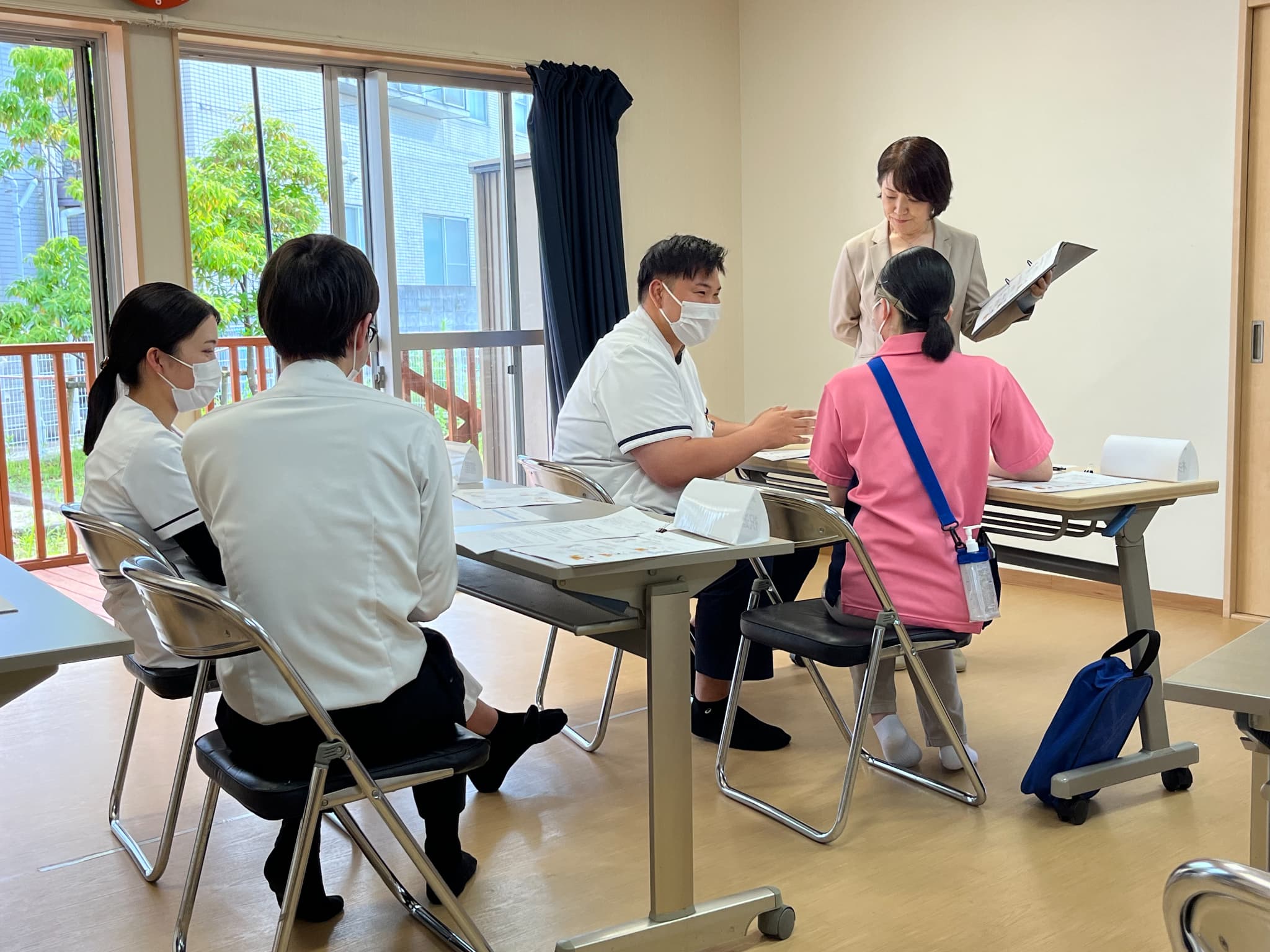 研修で説明する女性社員