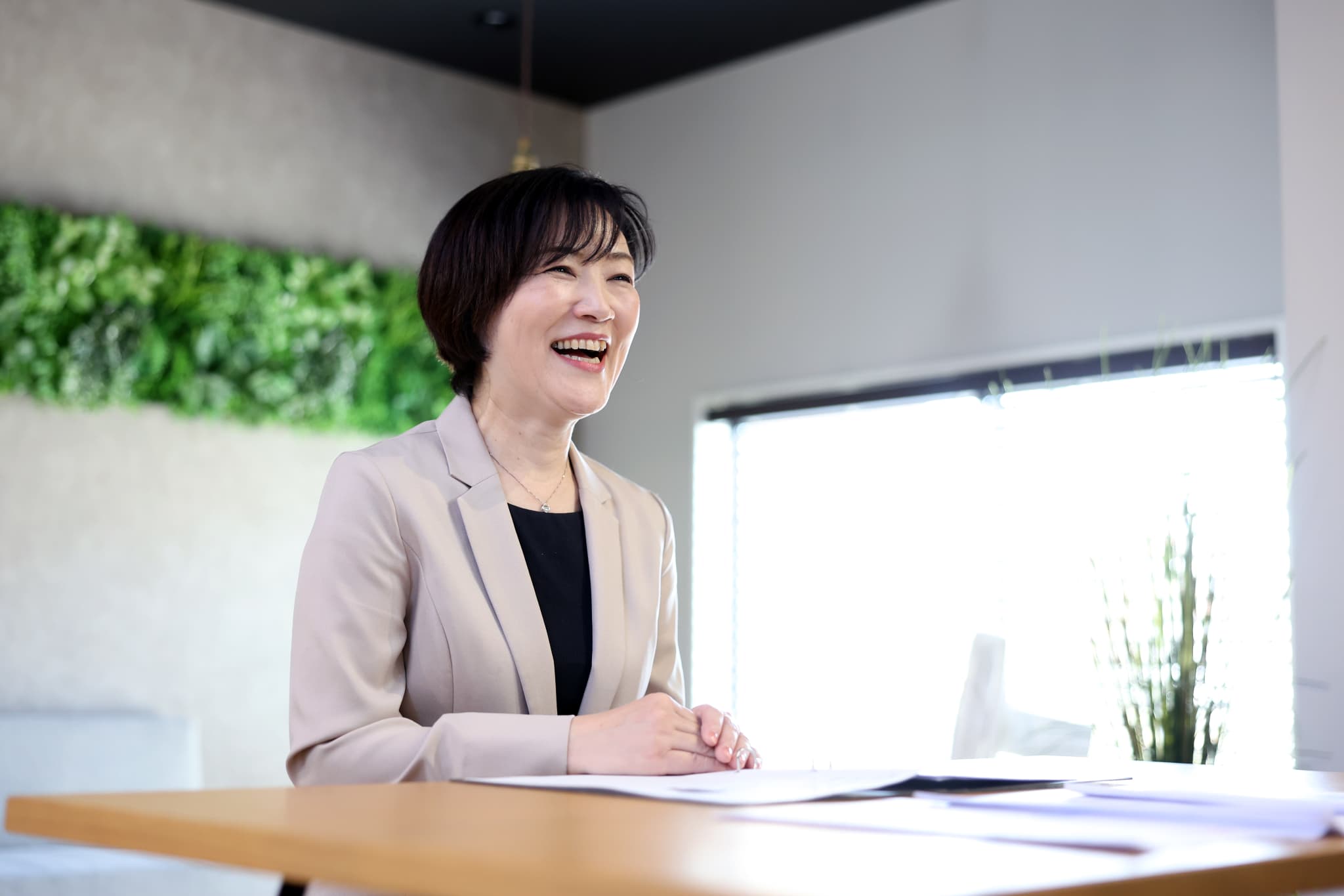 握手する男性会社員