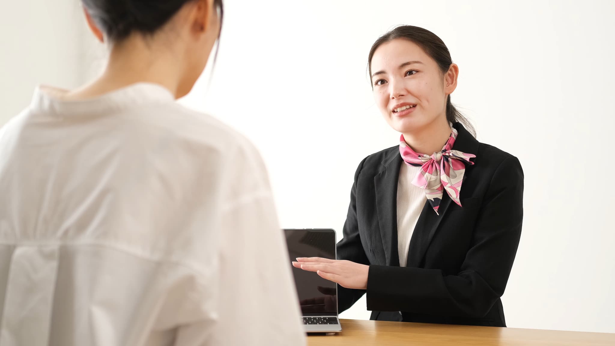 握手する男性会社員