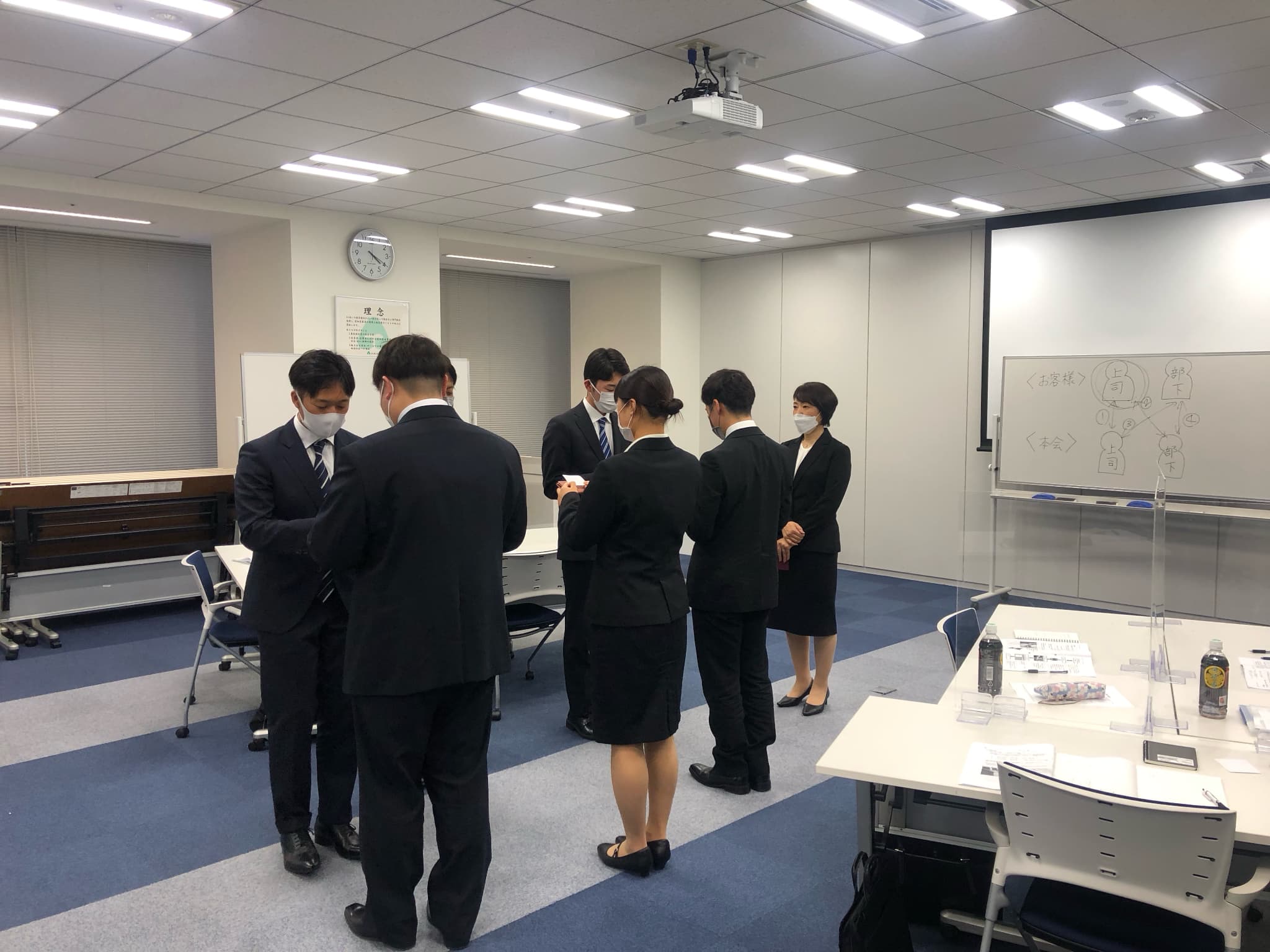 商品について説明する女性社員