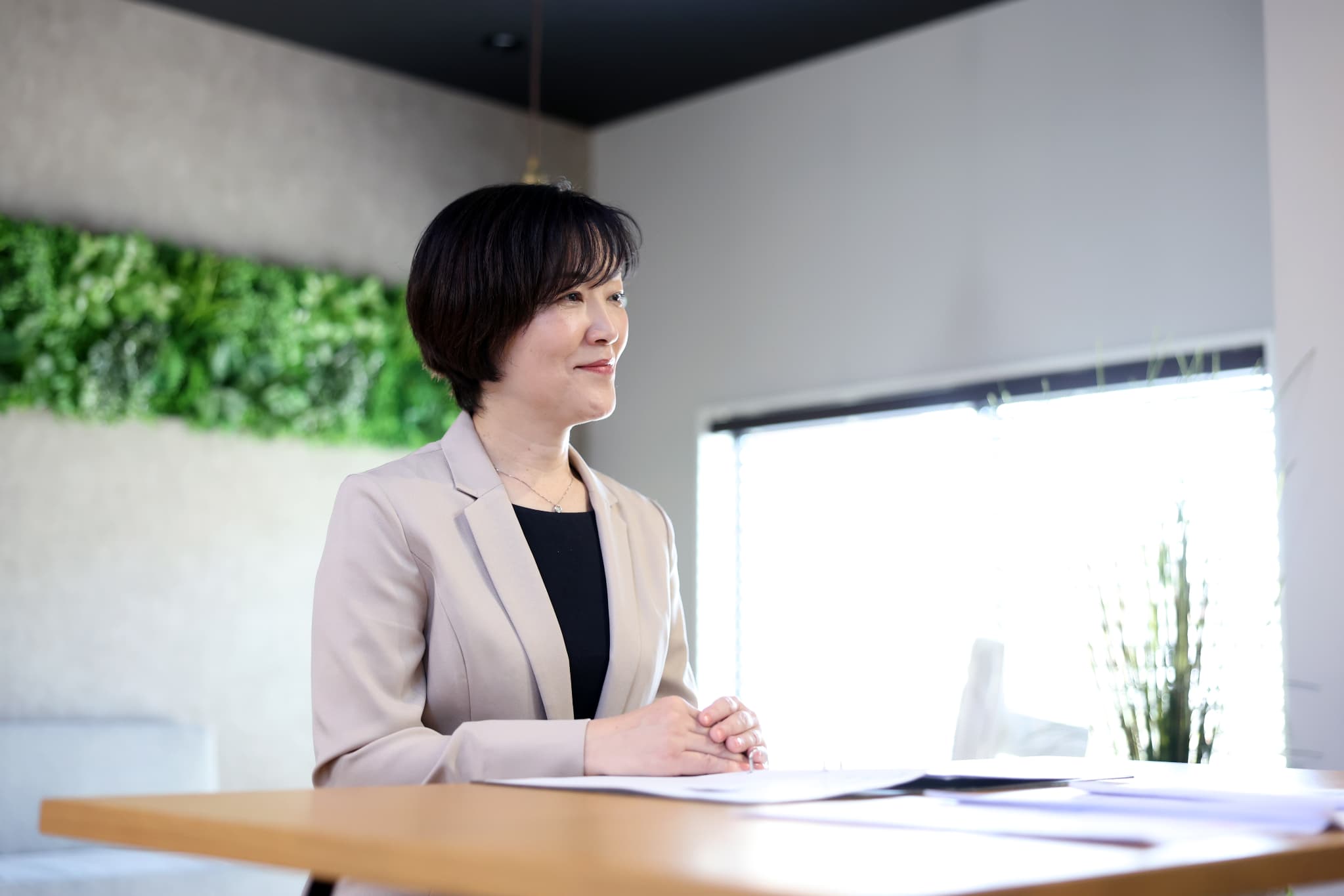 オフィスで打ち合わせる女性社員