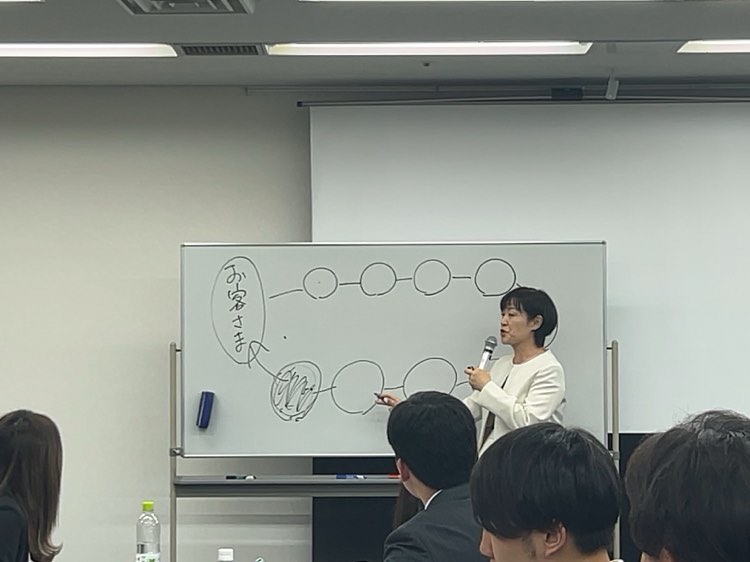 笑顔で談笑する５人の会社員