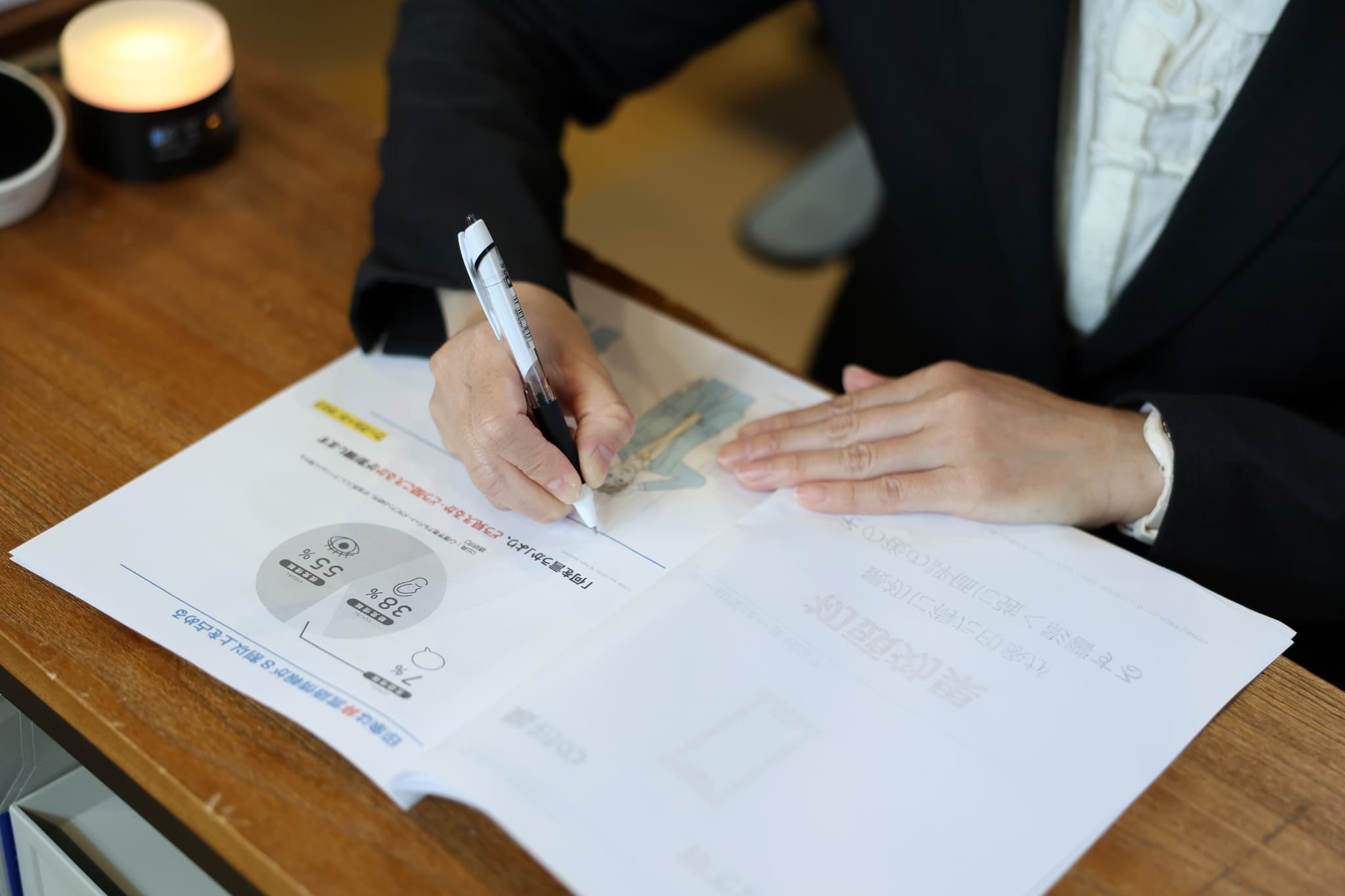 データを分析する会社員