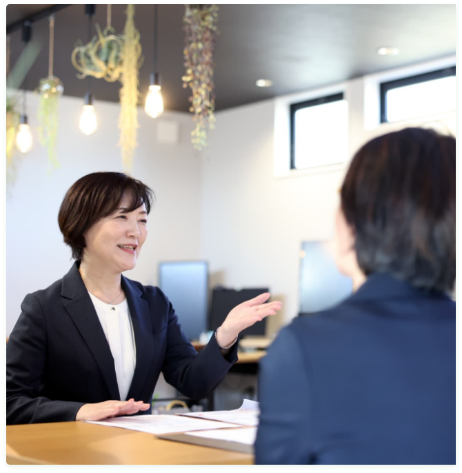 笑顔で打ち合わせする会社員