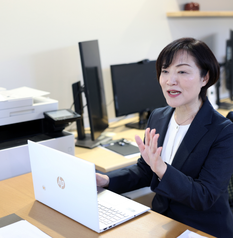 笑顔で外を見るCA