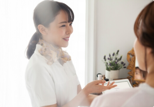 女性に商品を紹介する女性社員