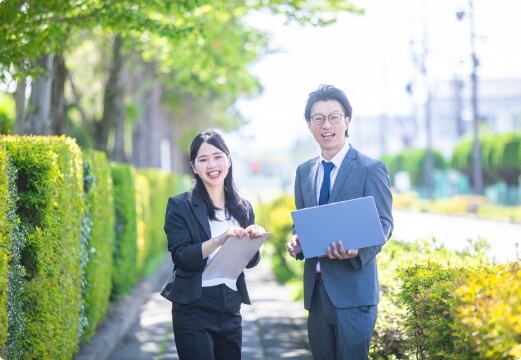 笑顔で前を向く男女の若い会社員