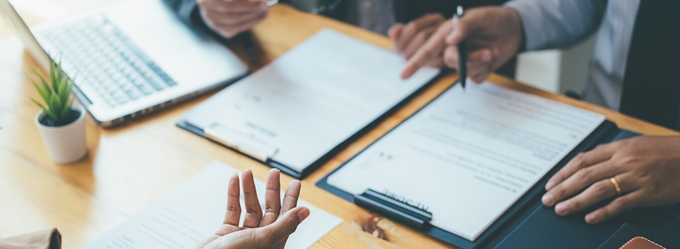 打ち合わせする会社員