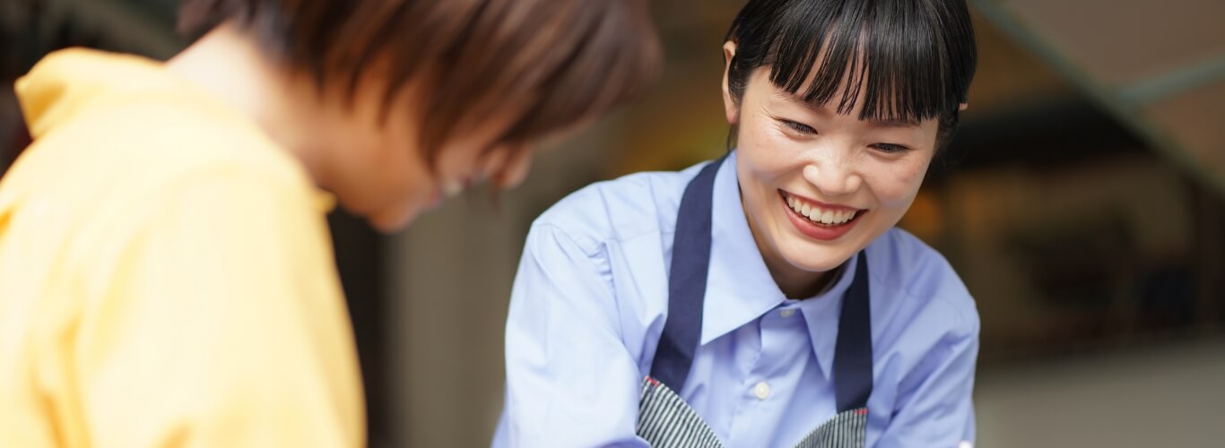 笑顔で接客する女性